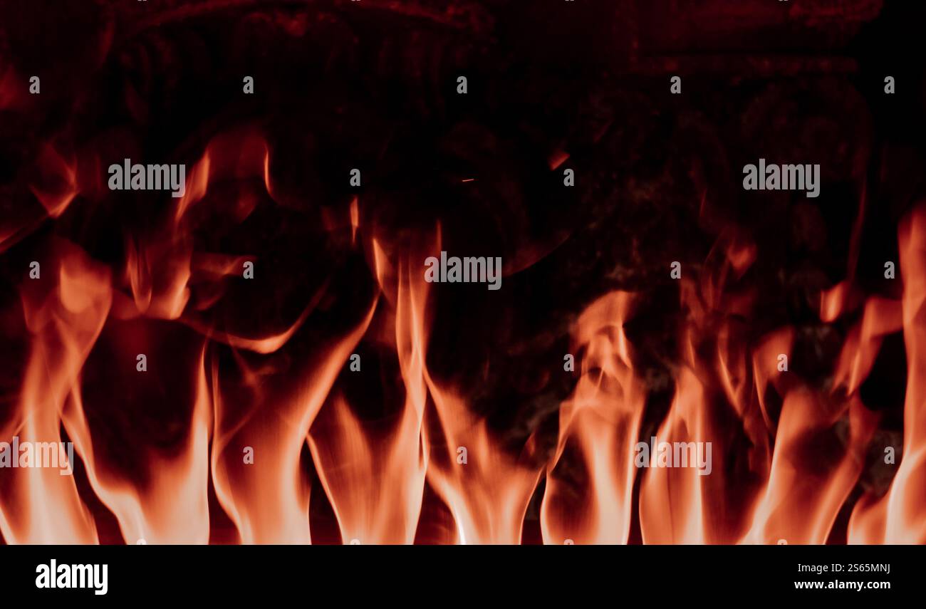 Flammes dans la cheminée. Fond de texture isolé sur un fond noir. Fond de texture flammes sur fond noir Banque D'Images