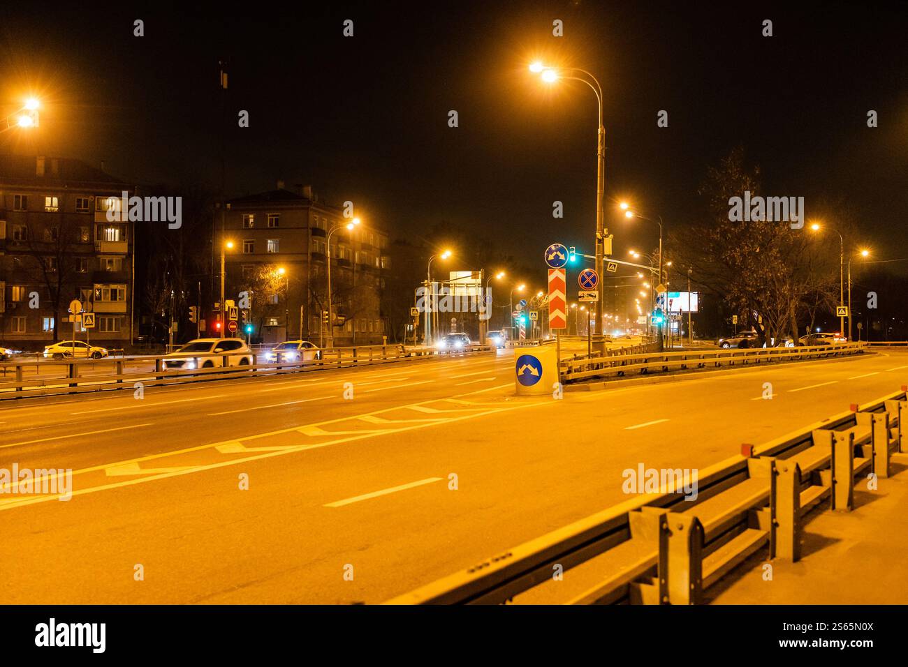 route de la ville illuminée avec des lanternes jaunes dans la nuit d'automne Banque D'Images