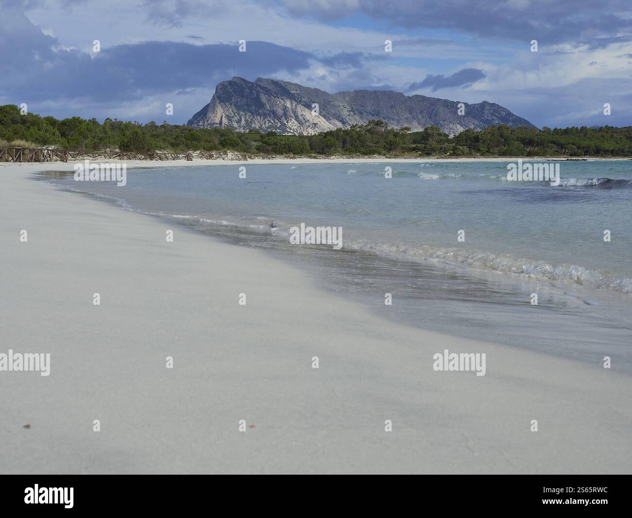 Une image de la belle mer de Cala Brandinchi en Sardaigne, Italie, Europe Banque D'Images