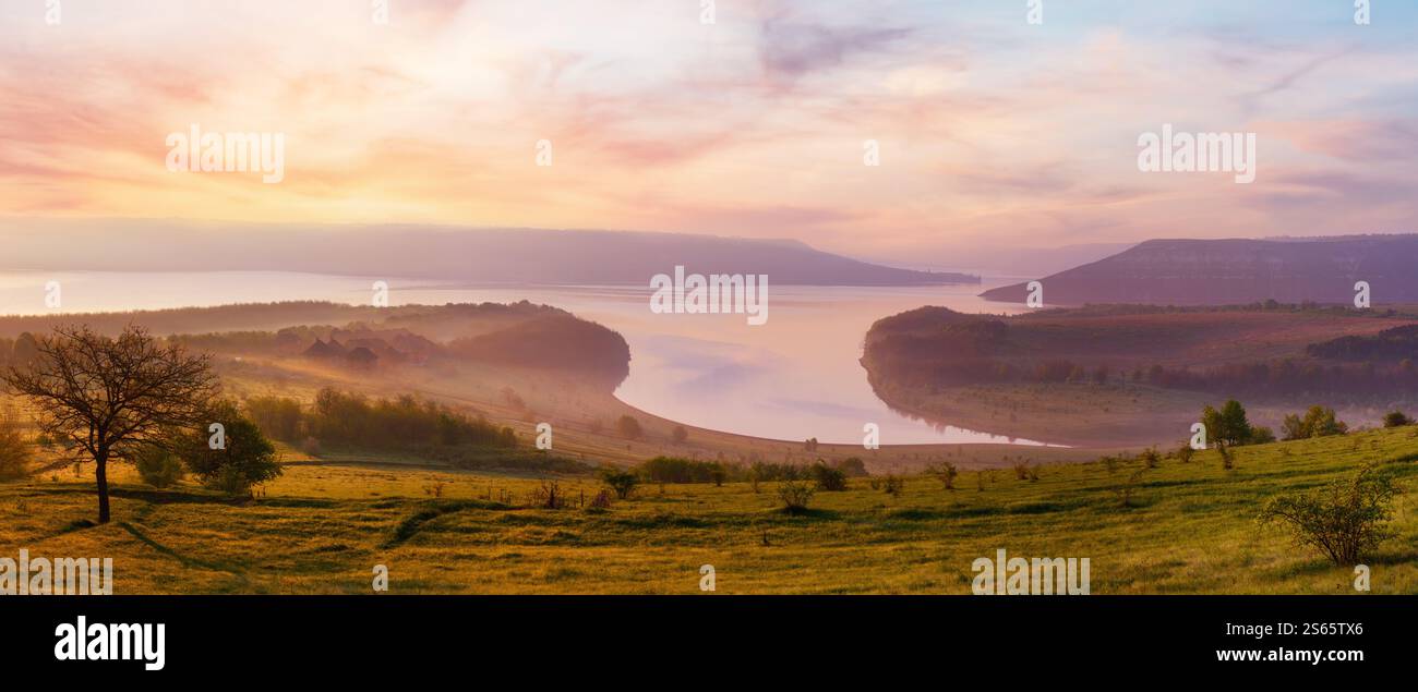 Bakota ( est un site historique submergé par Dnister River Waters Settlement) matin misty Spring panorama (Khmelnytskyi Oblast, Ukraine) Banque D'Images