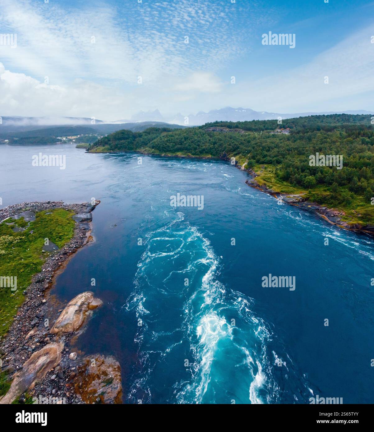 Paysage d'été de fjord avec raz-de-marée qui coule de l'eau. Vue depuis le pont (Norvège). Banque D'Images