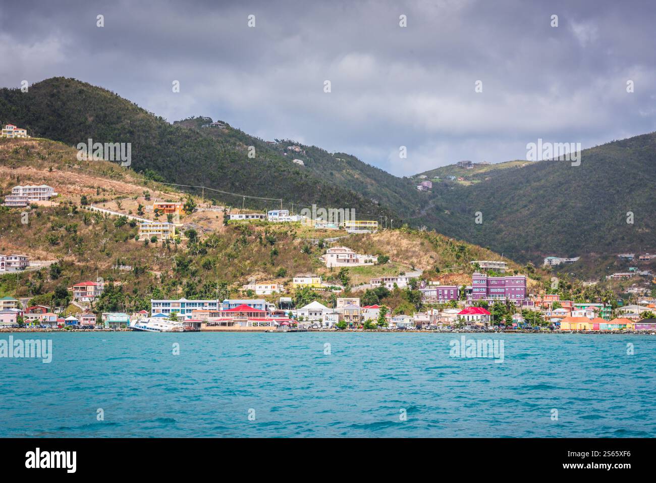 Road Town, Tortola, BVI - 23 mars 2018 : vue de Road Town, la capitale et la plus grande ville des îles Vierges britanniques, depuis l'eau. Banque D'Images