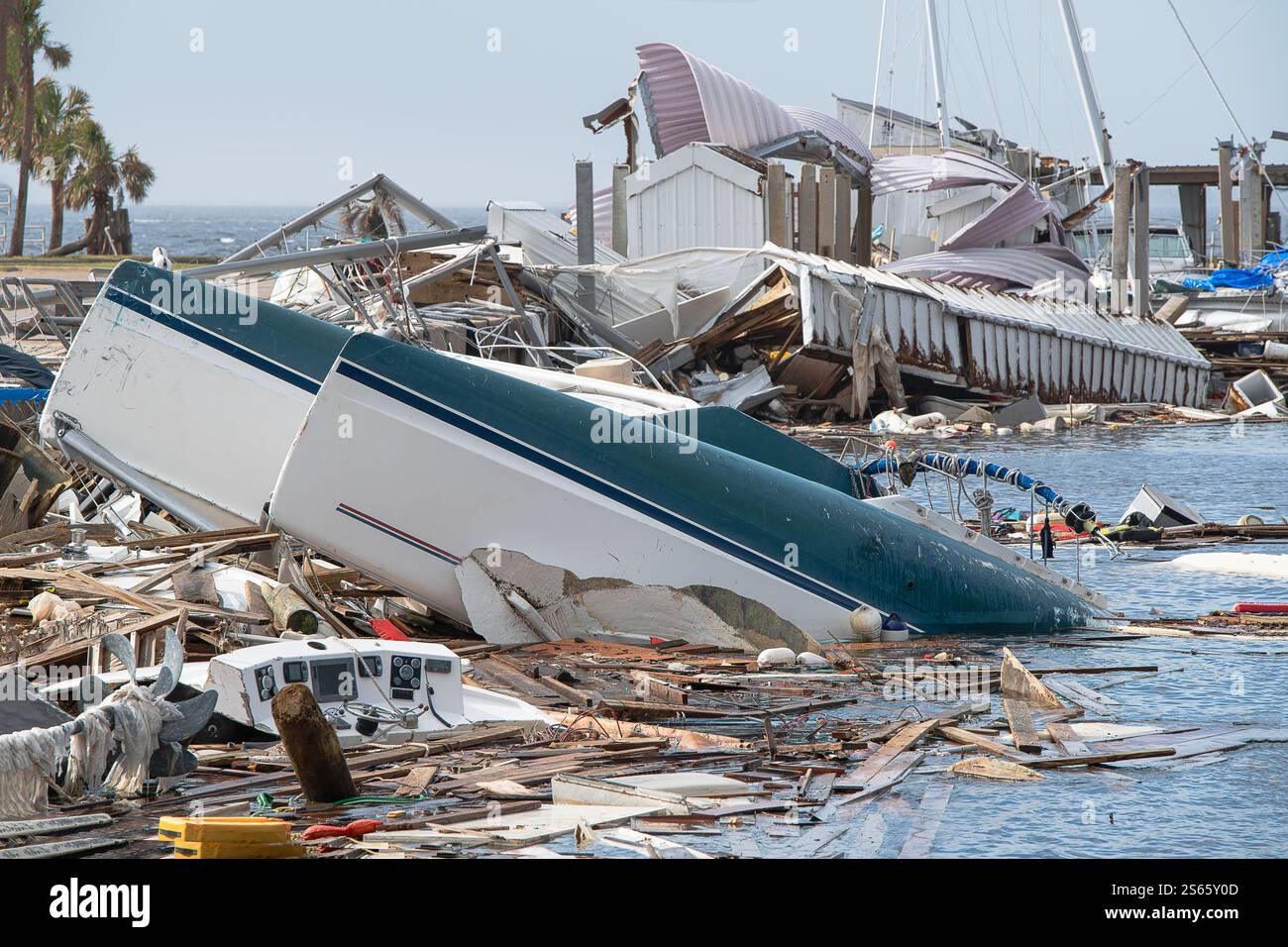 Dévastation massive dans une marina alors que les bateaux sont renversés et brisés, à la suite de la force implacable de l'ouragan Michael. Banque D'Images