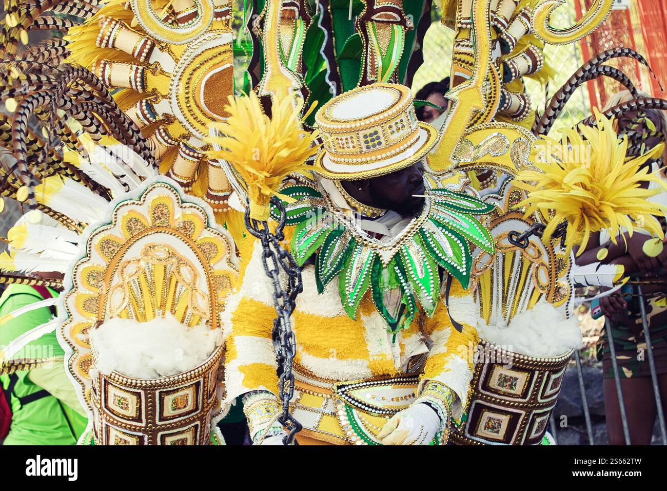 Célébration Junkanoo du nouvel an dans le centre-ville historique de Nassau, aux Bahamas. Un homme noir vêtu d'un costume doré et violet au nouvel an Banque D'Images