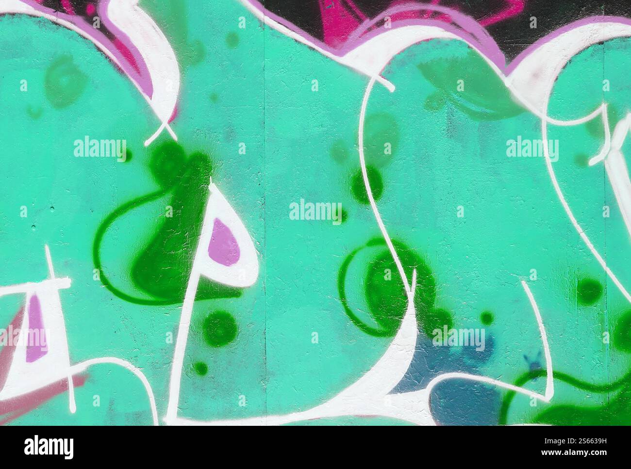 Fond coloré de graffiti peinture d'art avec des bandes d'aérosol brillantes sur le mur en métal. Pièce d'art de rue Old School faite avec de la peinture en aérosol Banque D'Images