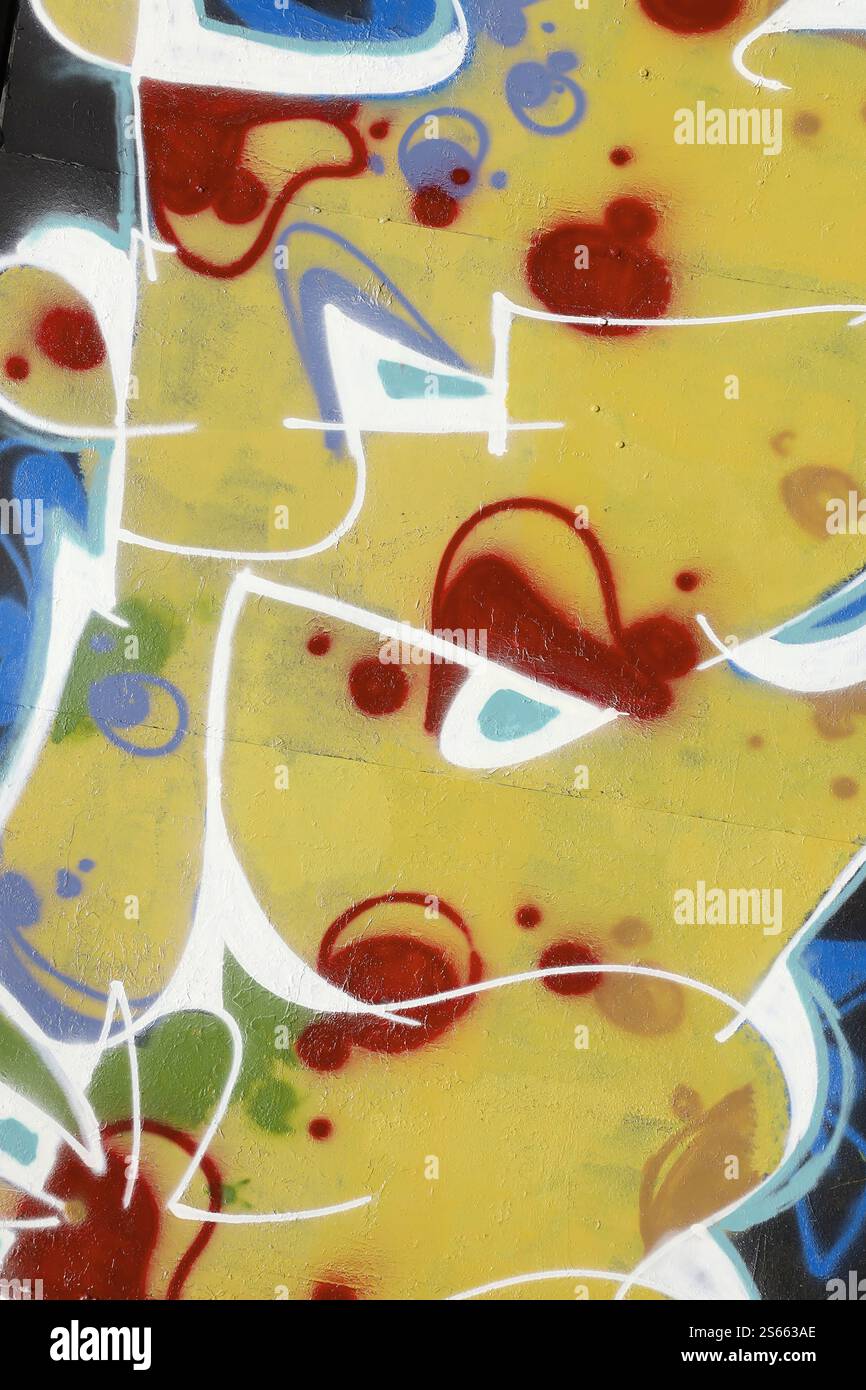 Fond coloré de graffiti peinture d'art avec des bandes d'aérosol brillantes sur le mur en métal. Pièce d'art de rue Old School faite avec de la peinture en aérosol Banque D'Images