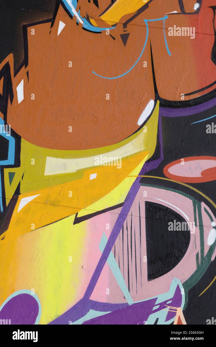 Fond coloré de graffiti peinture d'art avec des bandes d'aérosol brillantes sur le mur en métal. Pièce d'art de rue Old School faite avec de la peinture en aérosol Banque D'Images