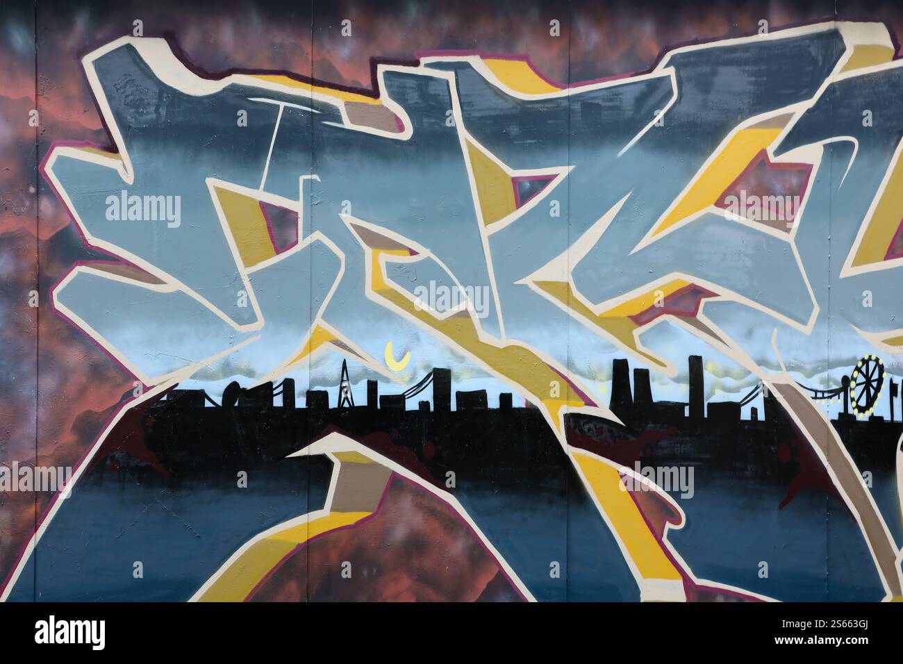 Fond coloré de graffiti peinture d'art avec des bandes d'aérosol brillantes sur le mur en métal. Pièce d'art de rue Old School faite avec de la peinture en aérosol Banque D'Images