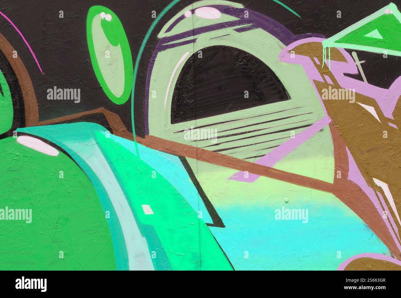 Fond coloré de graffiti peinture d'art avec des bandes d'aérosol brillantes sur le mur en métal. Pièce d'art de rue Old School faite avec de la peinture en aérosol Banque D'Images