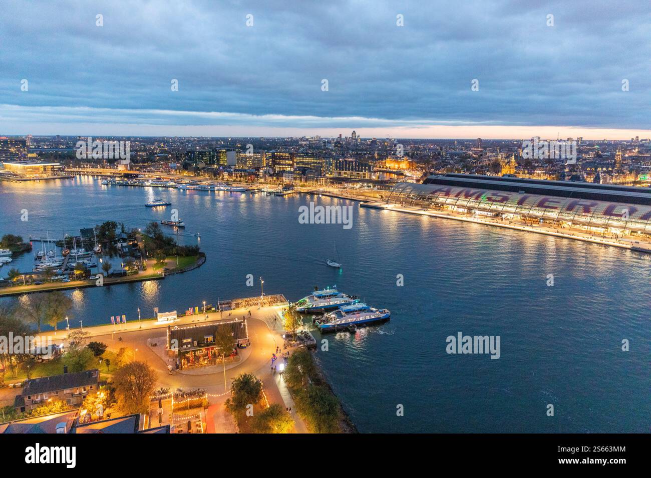 Paysage urbain de nuit à Amsterdam, pays-Bas Banque D'Images