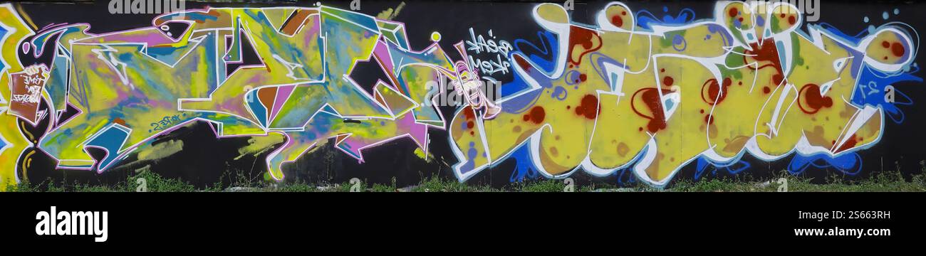 Fond coloré de graffiti peinture d'art avec des bandes d'aérosol brillantes sur le mur en métal. Pièce d'art de rue Old School faite avec de la peinture en aérosol Banque D'Images