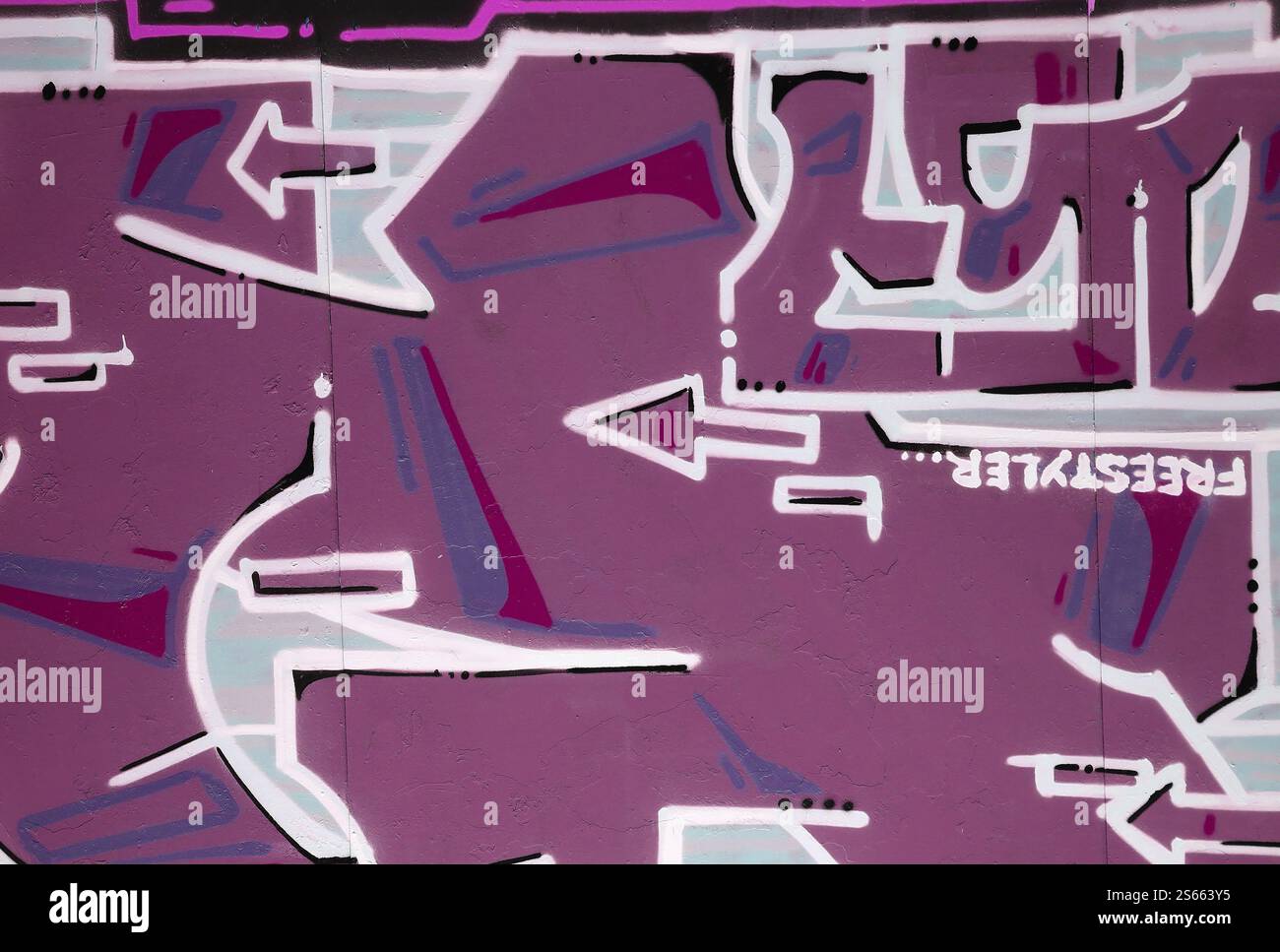 Fond coloré de graffiti peinture d'art avec des bandes d'aérosol brillantes sur le mur en métal. Pièce d'art de rue Old School faite avec de la peinture en aérosol Banque D'Images
