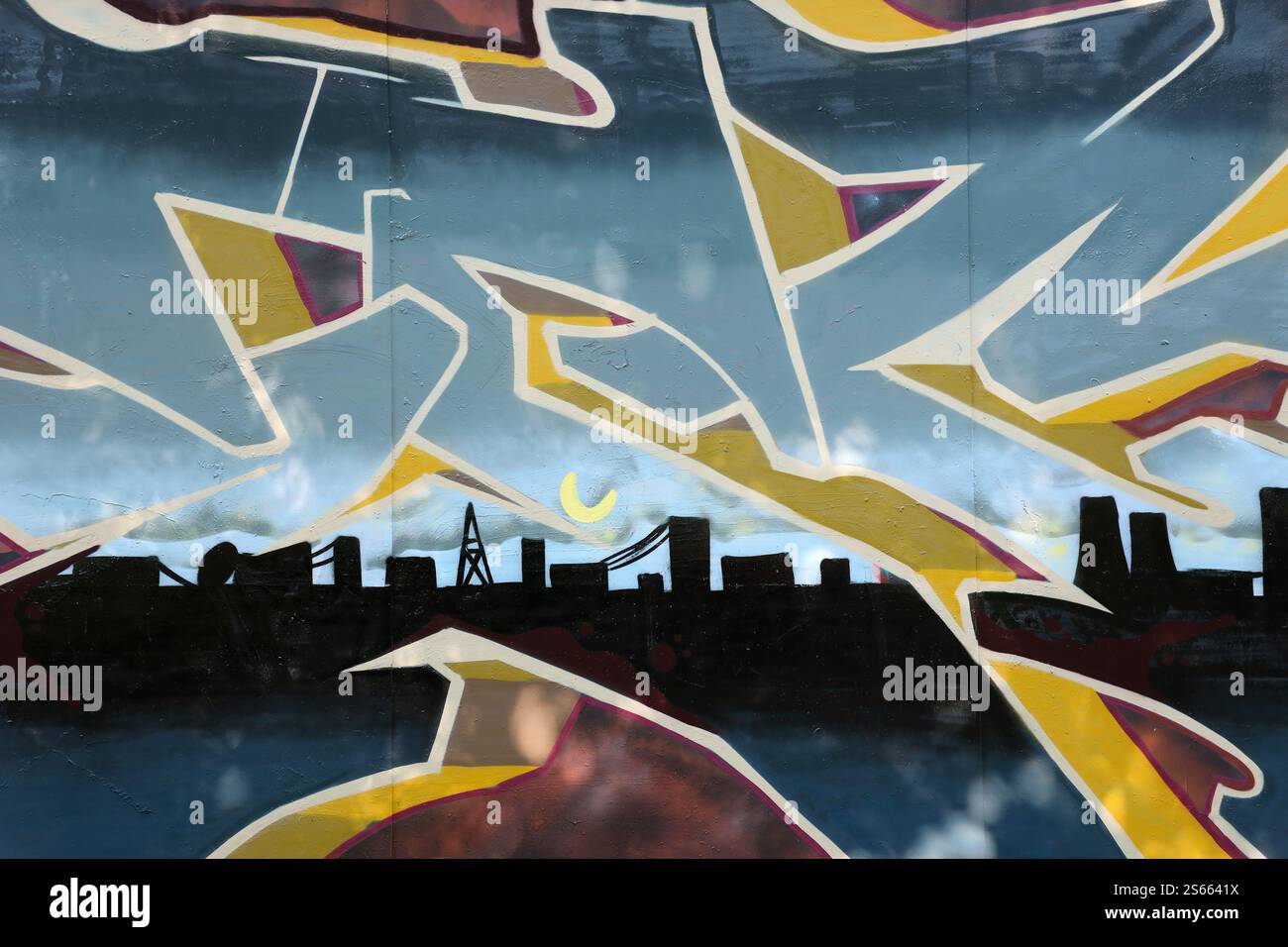 Fond coloré de graffiti peinture d'art avec des bandes d'aérosol brillantes sur le mur en métal. Pièce d'art de rue Old School faite avec de la peinture en aérosol Banque D'Images