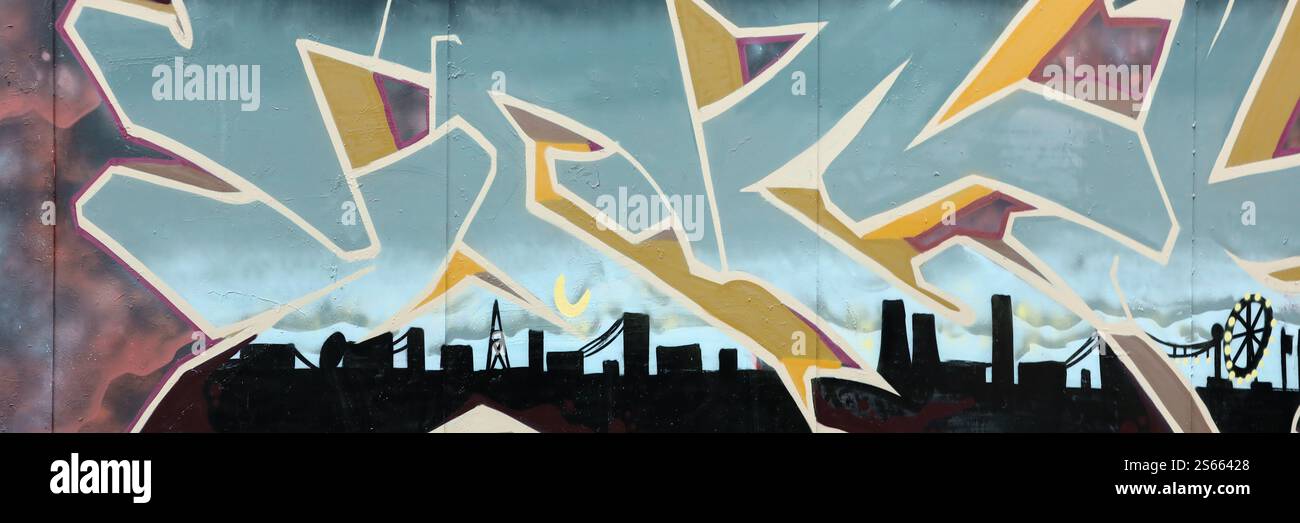 Fond coloré de graffiti peinture d'art avec des bandes d'aérosol brillantes sur le mur en métal. Pièce d'art de rue Old School faite avec de la peinture en aérosol Banque D'Images