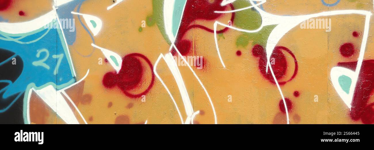 Fond coloré de graffiti peinture d'art avec des bandes d'aérosol brillantes sur le mur en métal. Pièce d'art de rue Old School faite avec de la peinture en aérosol Banque D'Images