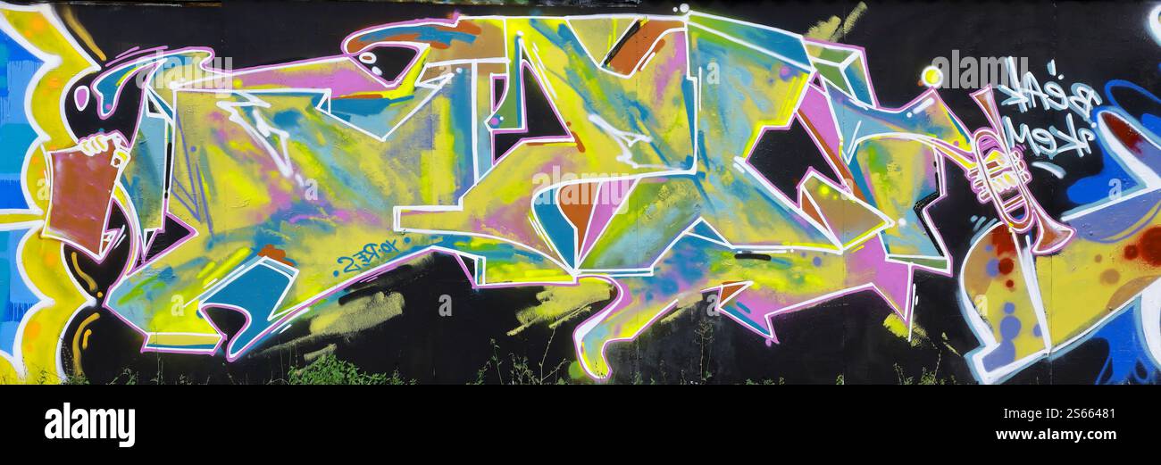 Fond coloré de graffiti peinture d'art avec des bandes d'aérosol brillantes sur le mur en métal. Pièce d'art de rue Old School faite avec de la peinture en aérosol Banque D'Images