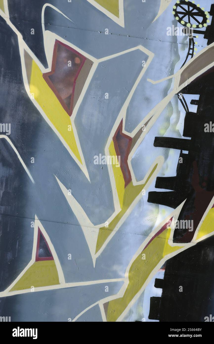 Fond coloré de graffiti peinture d'art avec des bandes d'aérosol brillantes sur le mur en métal. Pièce d'art de rue Old School faite avec de la peinture en aérosol Banque D'Images