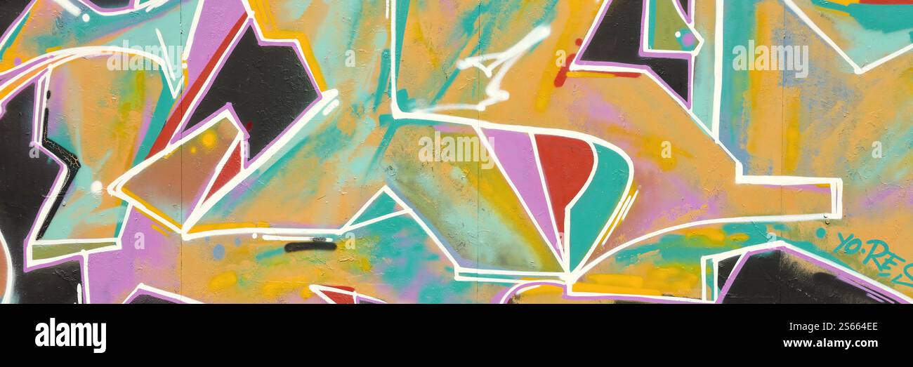 Fond coloré de graffiti peinture d'art avec des bandes d'aérosol brillantes sur le mur en métal. Pièce d'art de rue Old School faite avec de la peinture en aérosol Banque D'Images