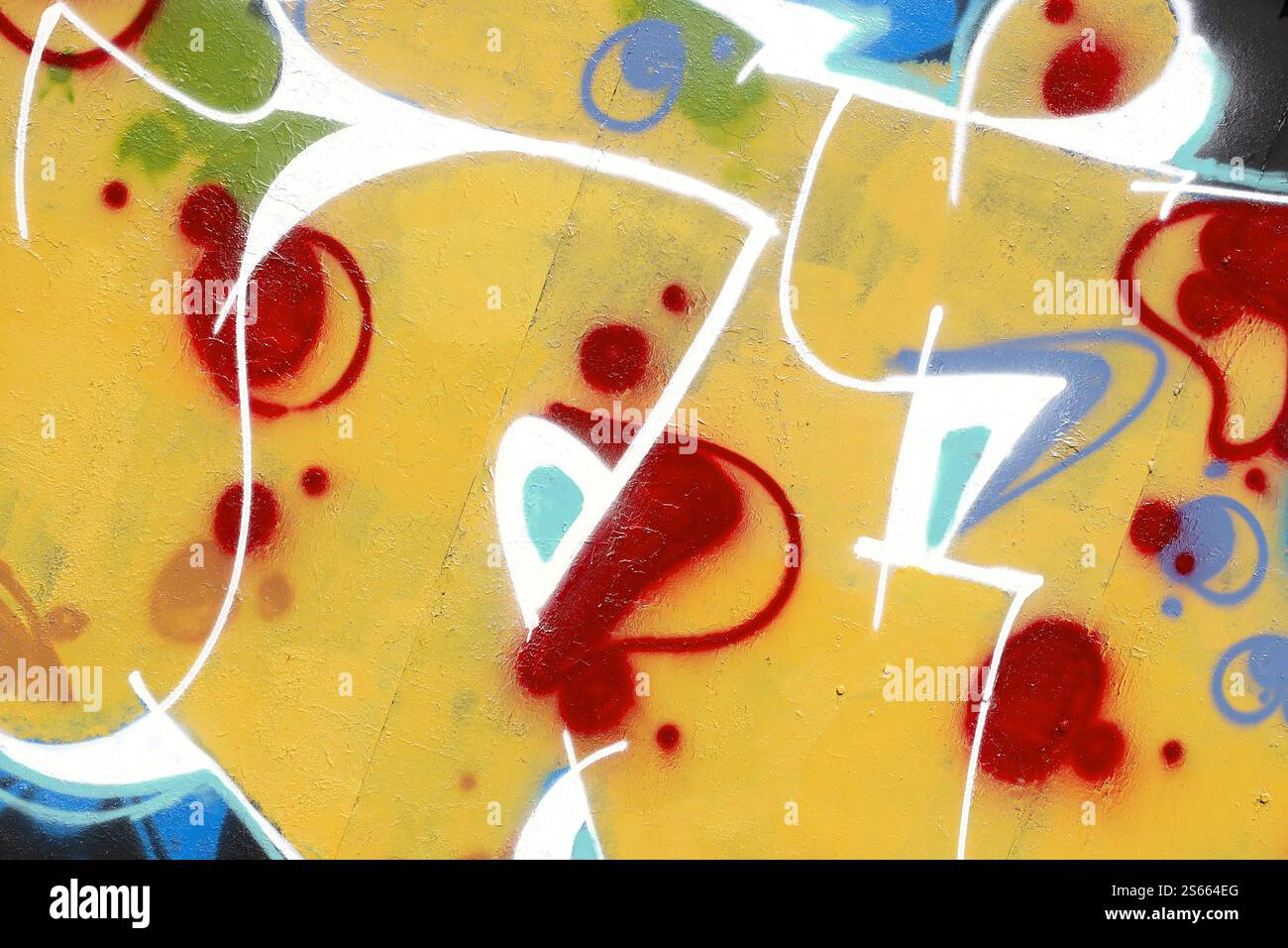 Fond coloré de graffiti peinture d'art avec des bandes d'aérosol brillantes sur le mur en métal. Pièce d'art de rue Old School faite avec de la peinture en aérosol Banque D'Images