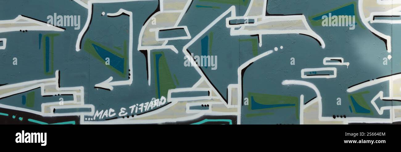 Fond coloré de graffiti peinture d'art avec des bandes d'aérosol brillantes sur le mur en métal. Pièce d'art de rue Old School faite avec de la peinture en aérosol Banque D'Images