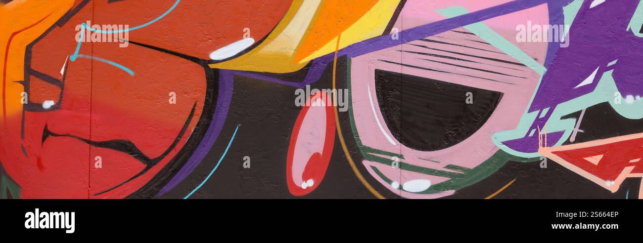 Fond coloré de graffiti peinture d'art avec des bandes d'aérosol brillantes sur le mur en métal. Pièce d'art de rue Old School faite avec de la peinture en aérosol Banque D'Images