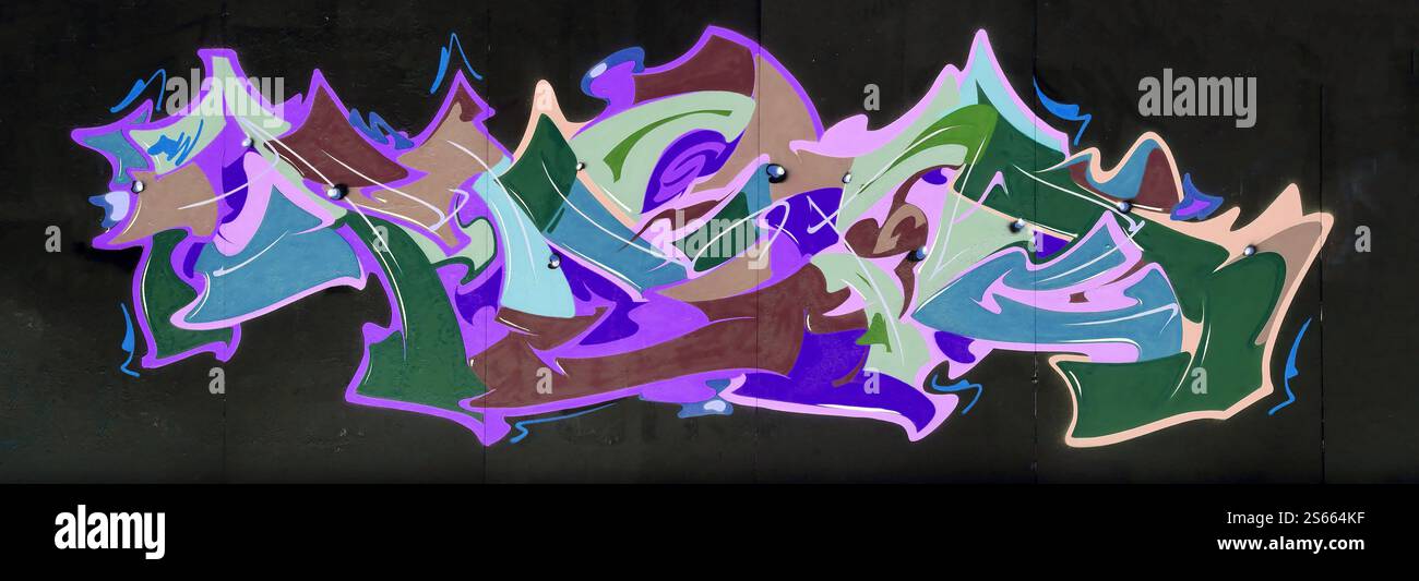 Fond coloré de graffiti peinture d'art avec des bandes d'aérosol brillantes sur le mur en métal. Pièce d'art de rue Old School faite avec de la peinture en aérosol Banque D'Images