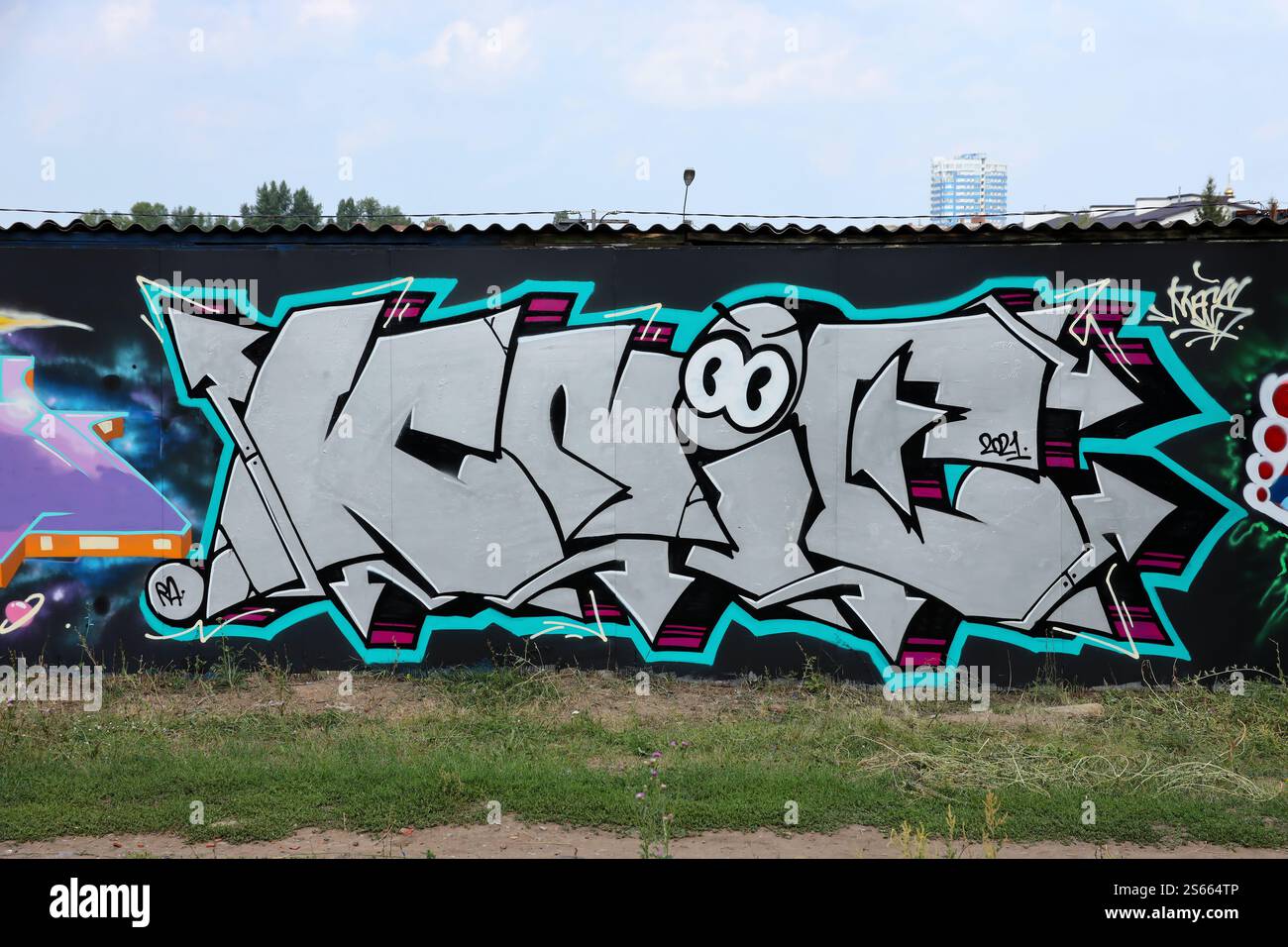 Fond coloré de graffiti peinture d'art avec des bandes d'aérosol brillantes sur le mur en métal. Pièce d'art de rue Old School faite avec de la peinture en aérosol Banque D'Images