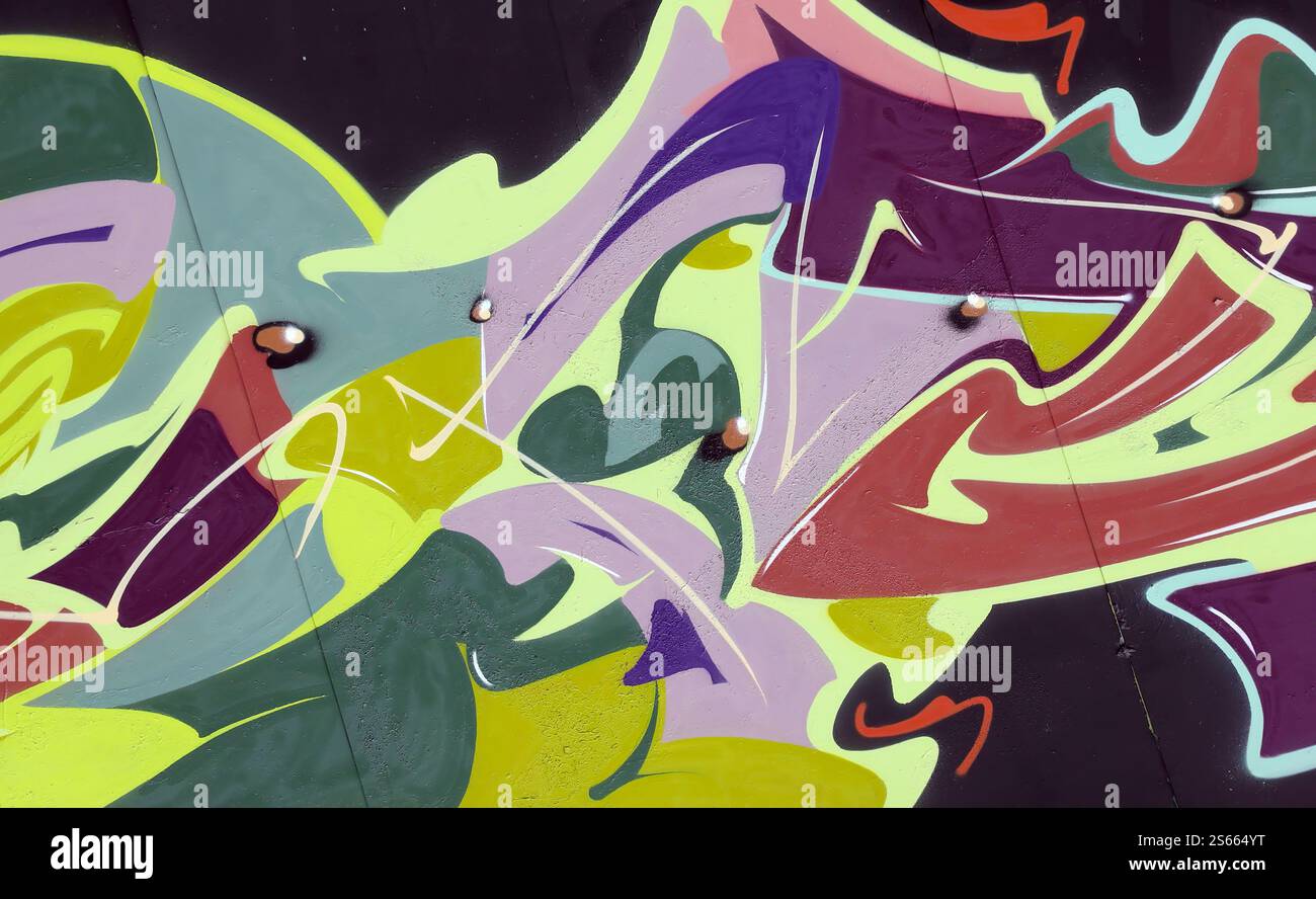 Fond coloré de graffiti peinture d'art avec des bandes d'aérosol brillantes sur le mur en métal. Pièce d'art de rue Old School faite avec de la peinture en aérosol Banque D'Images