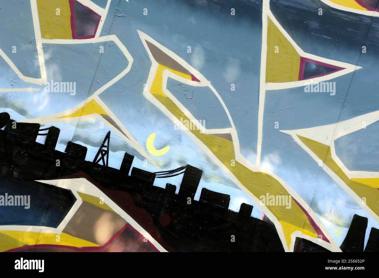 Fond coloré de graffiti peinture d'art avec des bandes d'aérosol brillantes sur le mur en métal. Pièce d'art de rue Old School faite avec de la peinture en aérosol Banque D'Images