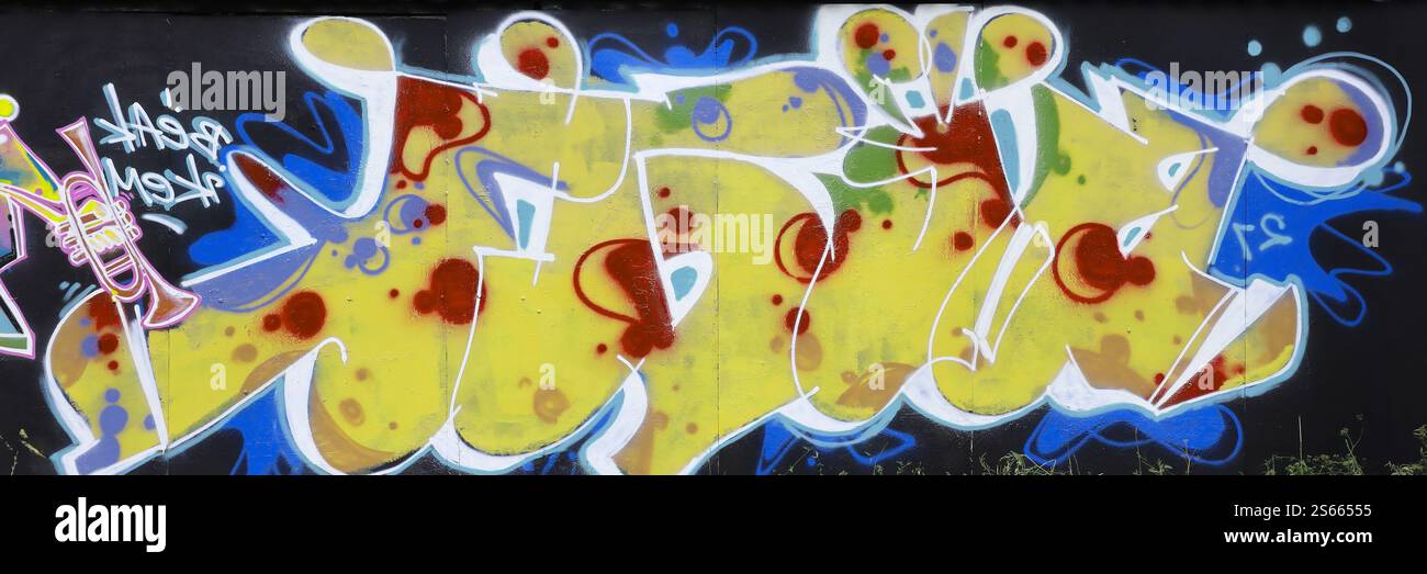 Fond coloré de graffiti peinture d'art avec des bandes d'aérosol brillantes sur le mur en métal. Pièce d'art de rue Old School faite avec de la peinture en aérosol Banque D'Images