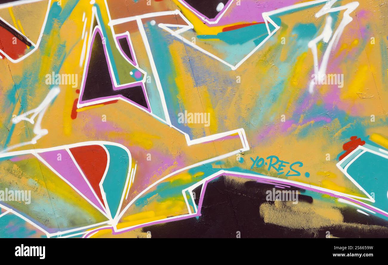 Fond coloré de graffiti peinture d'art avec des bandes d'aérosol brillantes sur le mur en métal. Pièce d'art de rue Old School faite avec de la peinture en aérosol Banque D'Images