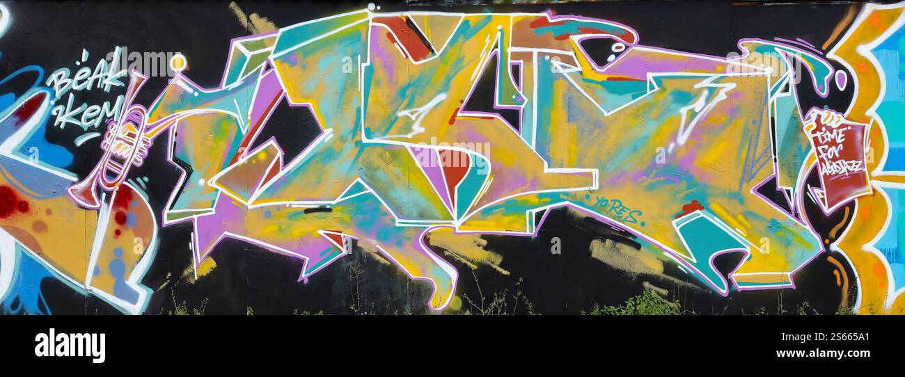 Fond coloré de graffiti peinture d'art avec des bandes d'aérosol brillantes sur le mur en métal. Pièce d'art de rue Old School faite avec de la peinture en aérosol Banque D'Images