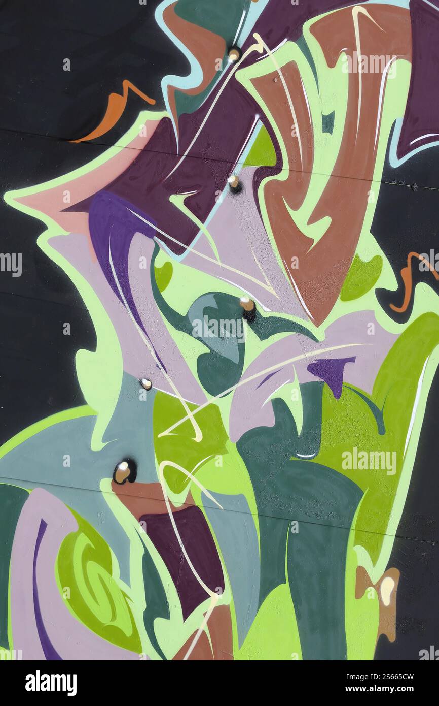 Fond coloré de graffiti peinture d'art avec des bandes d'aérosol brillantes sur le mur en métal. Pièce d'art de rue Old School faite avec de la peinture en aérosol Banque D'Images