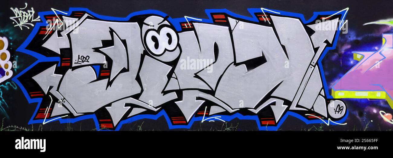 Fond coloré de graffiti peinture d'art avec des bandes d'aérosol brillantes sur le mur en métal. Pièce d'art de rue Old School faite avec de la peinture en aérosol Banque D'Images