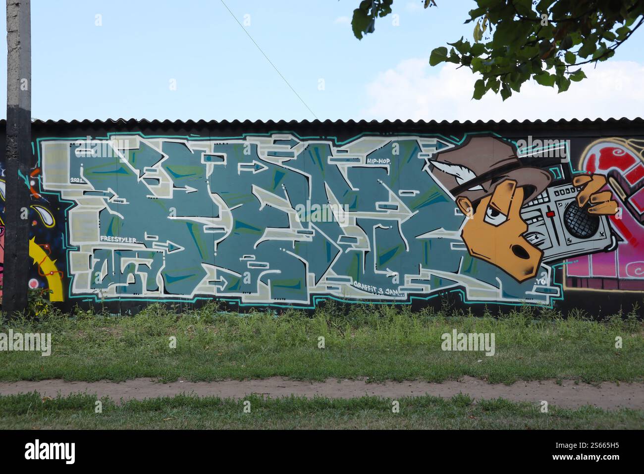 Fond coloré de graffiti peinture d'art avec des bandes d'aérosol brillantes sur le mur en métal. Pièce d'art de rue Old School faite avec de la peinture en aérosol Banque D'Images