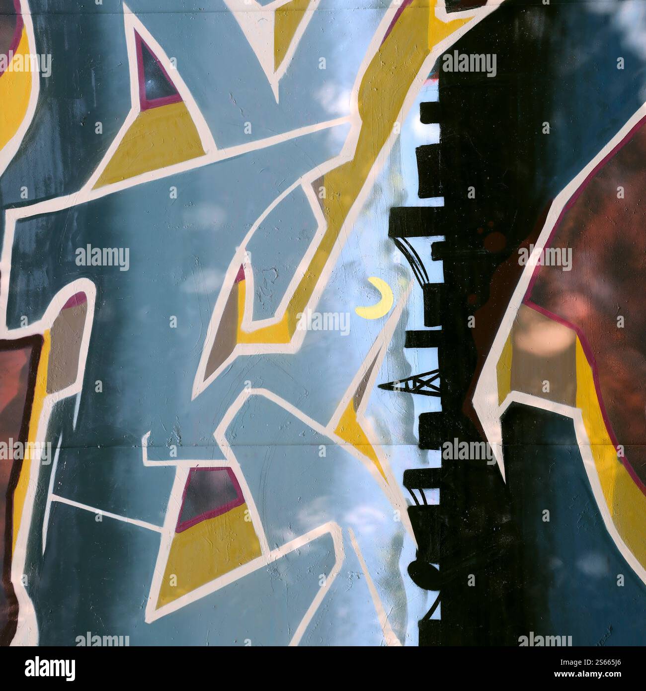 Fond coloré de graffiti peinture d'art avec des bandes d'aérosol brillantes sur le mur en métal. Pièce d'art de rue Old School faite avec de la peinture en aérosol Banque D'Images