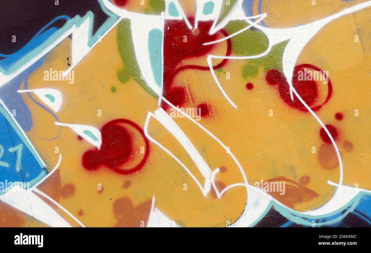 Fond coloré de graffiti peinture d'art avec des bandes d'aérosol brillantes sur le mur en métal. Pièce d'art de rue Old School faite avec de la peinture en aérosol Banque D'Images