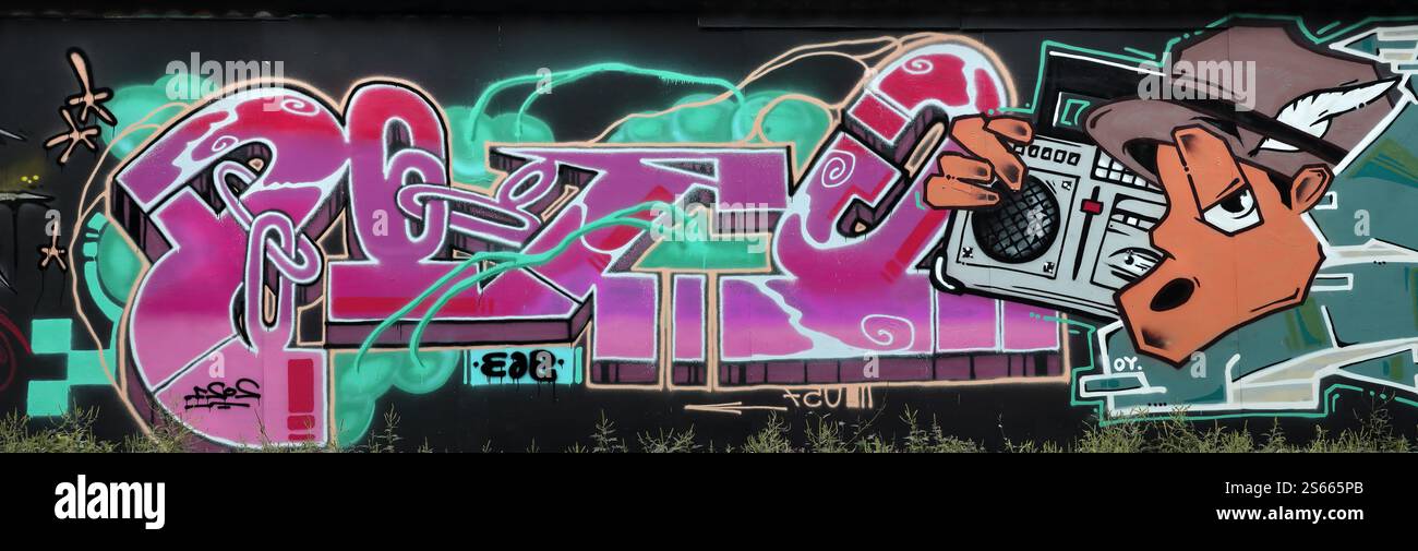 Fond coloré de graffiti peinture d'art avec des bandes d'aérosol brillantes sur le mur en métal. Pièce d'art de rue Old School faite avec de la peinture en aérosol Banque D'Images