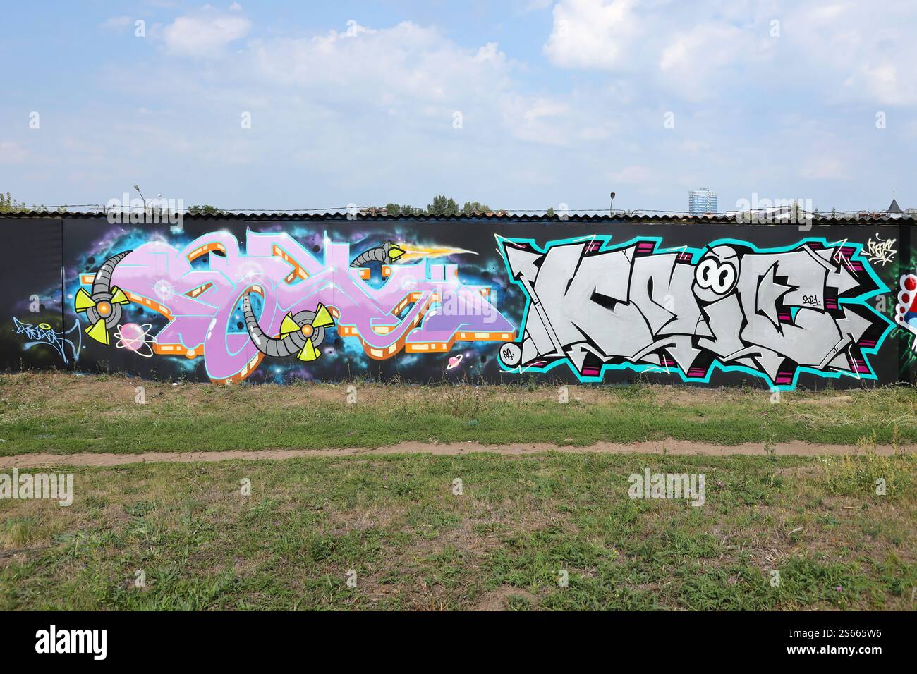 Fond coloré de graffiti peinture d'art avec des bandes d'aérosol brillantes sur le mur en métal. Pièce d'art de rue Old School faite avec de la peinture en aérosol Banque D'Images