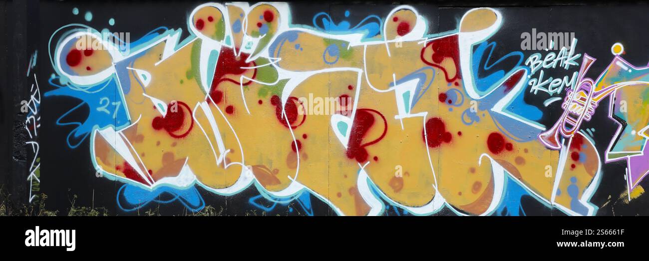 Fond coloré de graffiti peinture d'art avec des bandes d'aérosol brillantes sur le mur en métal. Pièce d'art de rue Old School faite avec de la peinture en aérosol Banque D'Images