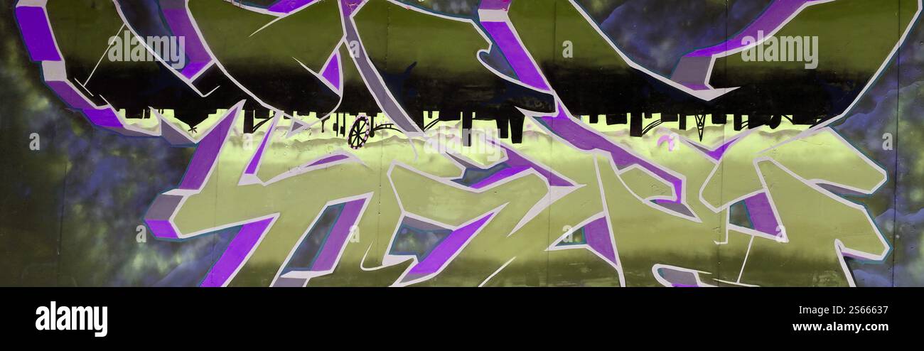 Fond coloré de graffiti peinture d'art avec des bandes d'aérosol brillantes sur le mur en métal. Pièce d'art de rue Old School faite avec de la peinture en aérosol Banque D'Images