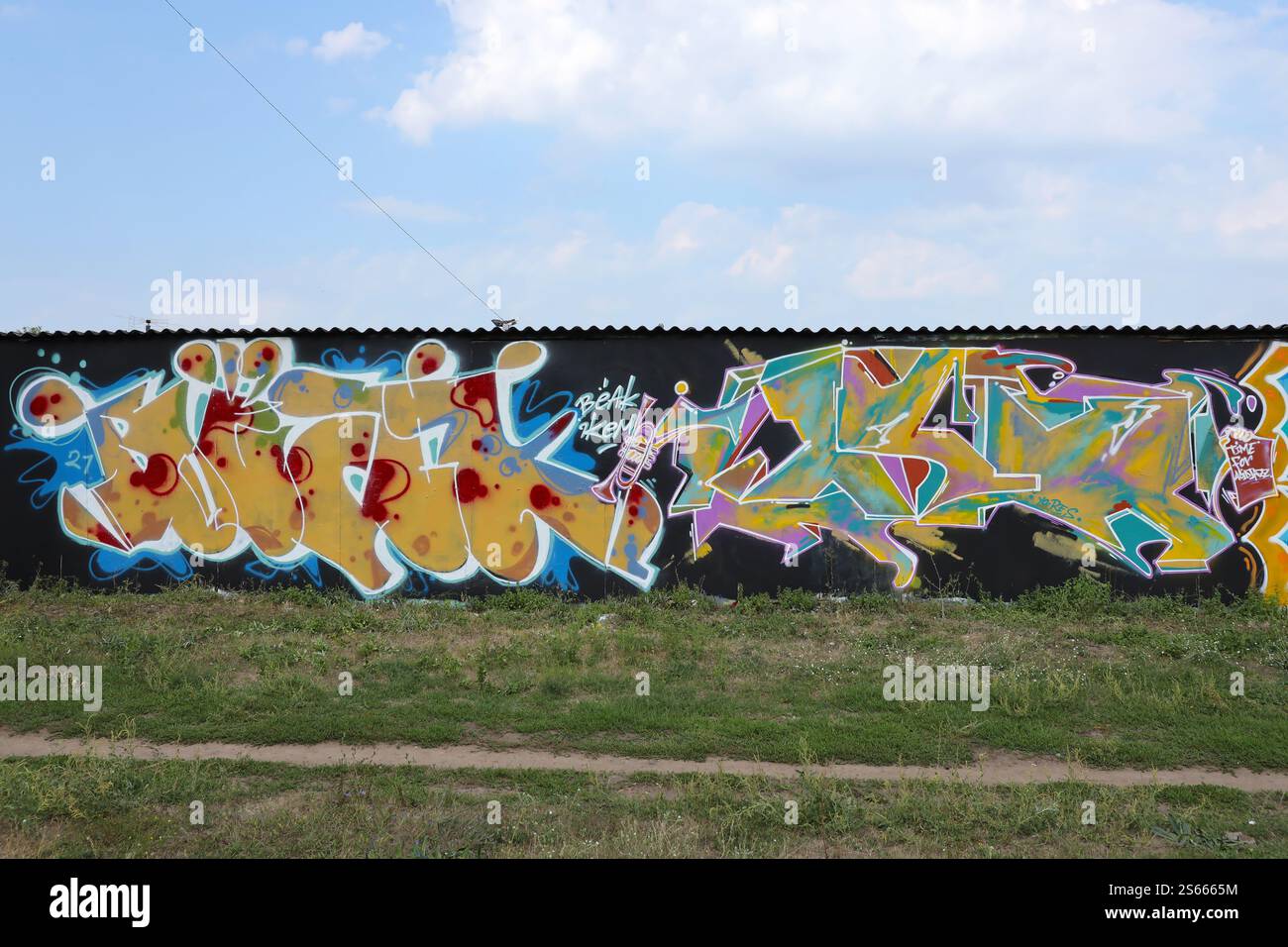 Fond coloré de graffiti peinture d'art avec des bandes d'aérosol brillantes sur le mur en métal. Pièce d'art de rue Old School faite avec de la peinture en aérosol Banque D'Images
