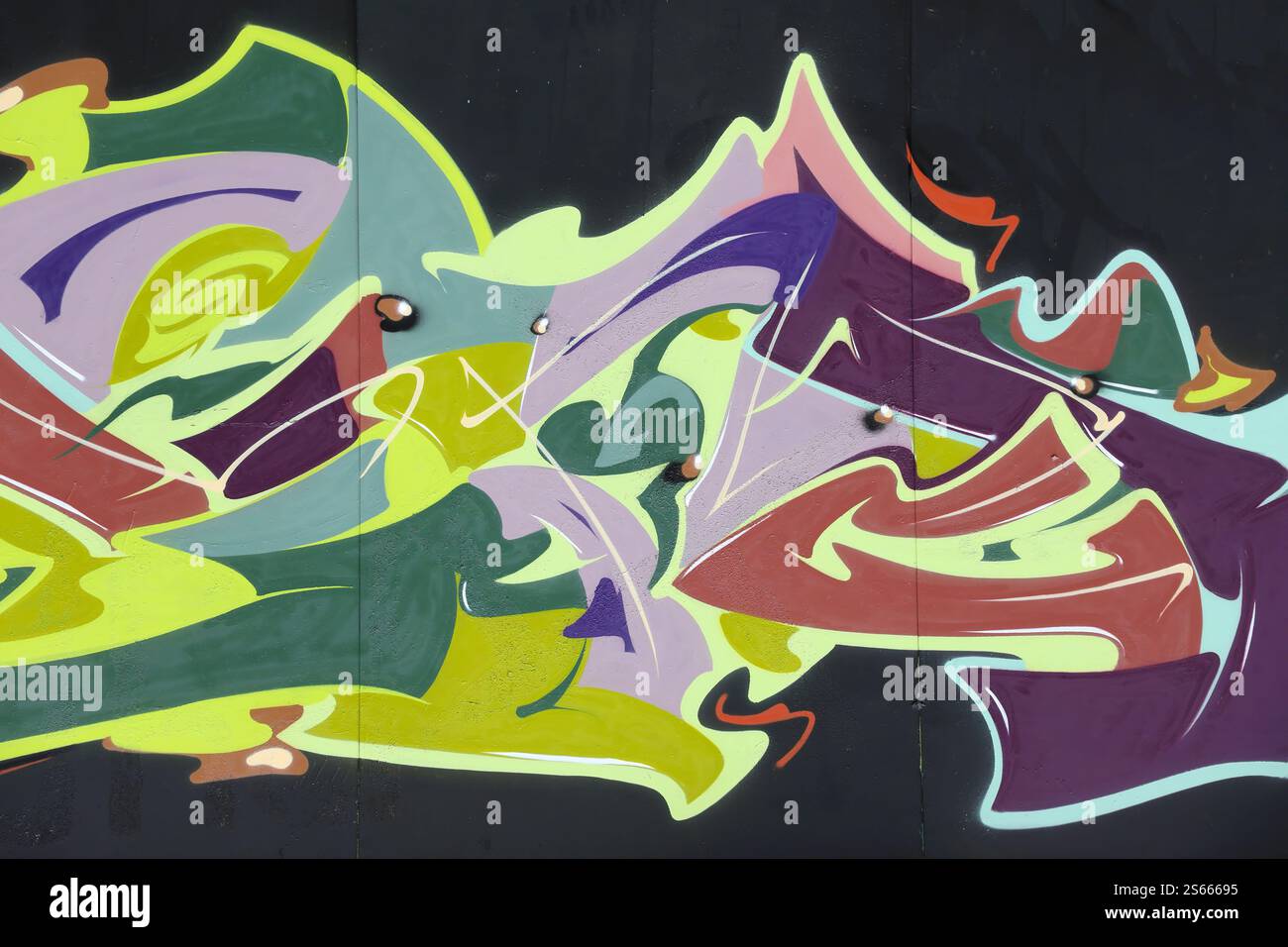 Fond coloré de graffiti peinture d'art avec des bandes d'aérosol brillantes sur le mur en métal. Pièce d'art de rue Old School faite avec de la peinture en aérosol Banque D'Images