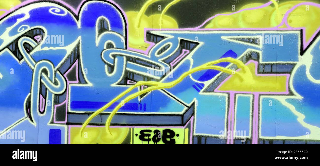 Fond coloré de graffiti peinture d'art avec des bandes d'aérosol brillantes sur le mur en métal. Pièce d'art de rue Old School faite avec de la peinture en aérosol Banque D'Images
