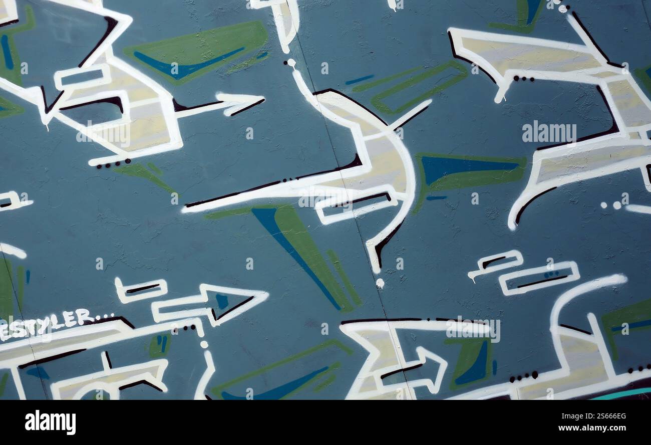 Fond coloré de graffiti peinture d'art avec des bandes d'aérosol brillantes sur le mur en métal. Pièce d'art de rue Old School faite avec de la peinture en aérosol Banque D'Images