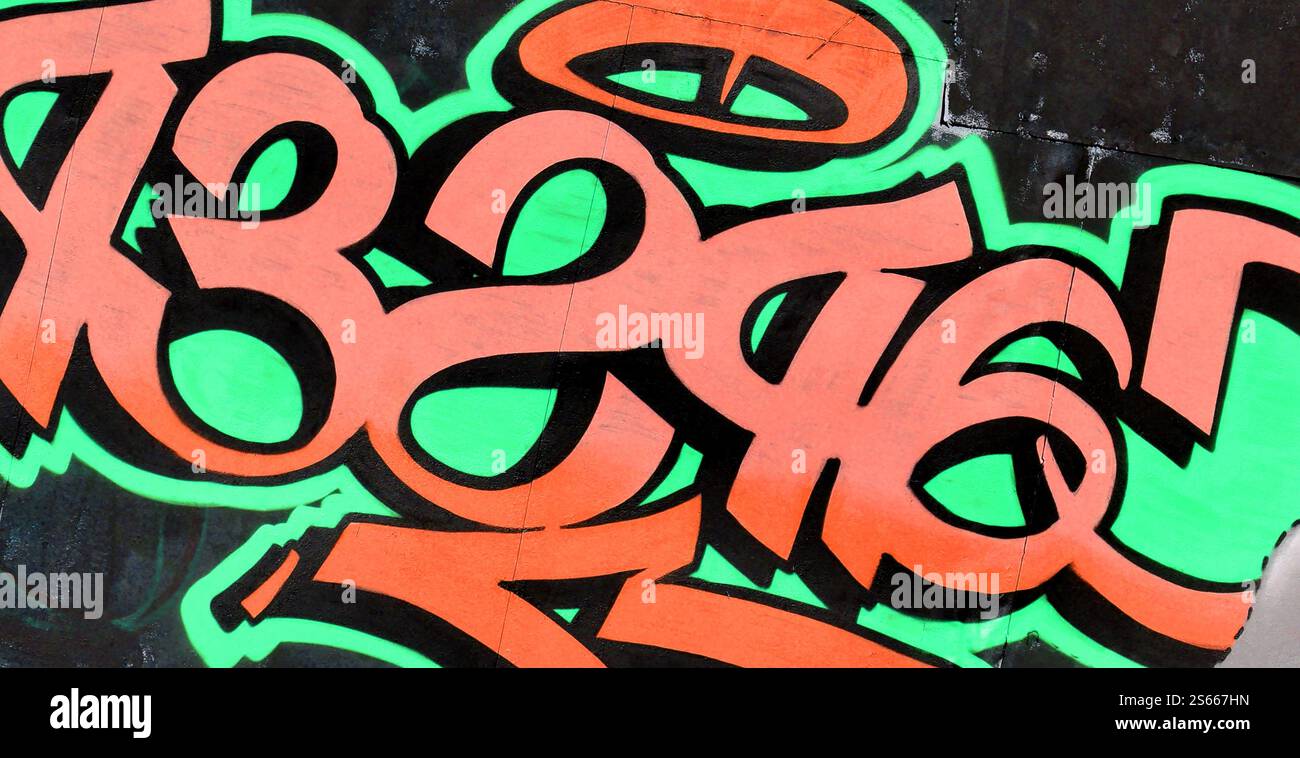 Fond coloré de graffiti peinture d'art avec des bandes d'aérosol brillantes sur le mur en métal. Pièce d'art de rue Old School faite avec de la peinture en aérosol Banque D'Images