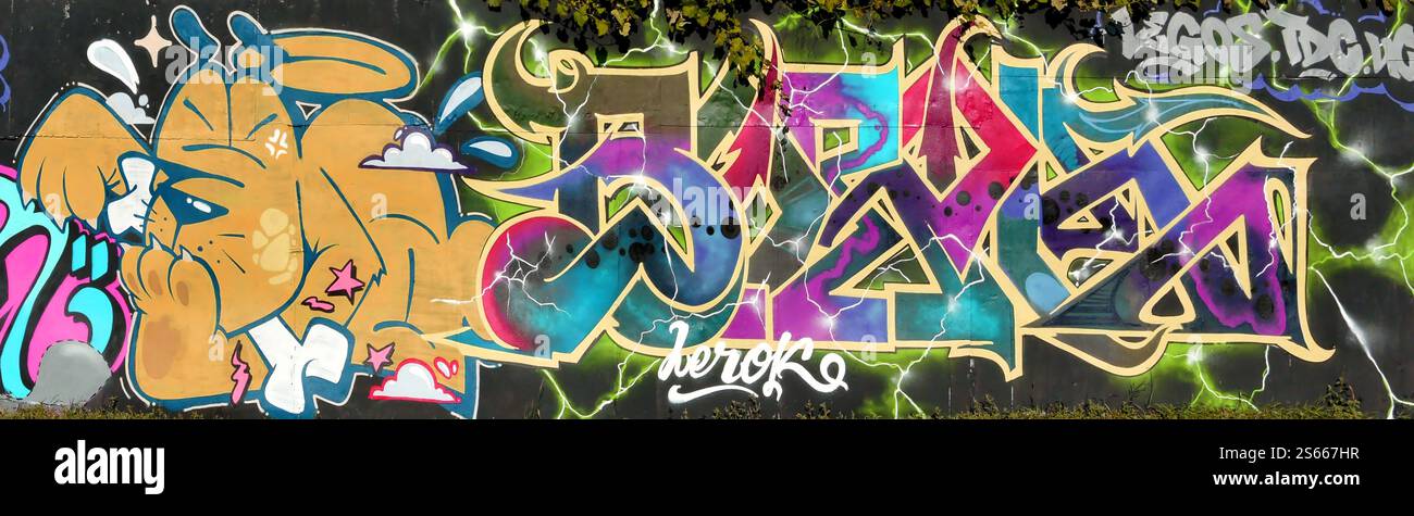 Fond coloré de graffiti peinture d'art avec des bandes d'aérosol brillantes sur le mur en métal. Pièce d'art de rue Old School faite avec de la peinture en aérosol Banque D'Images