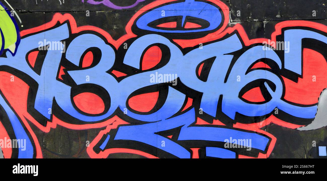 Fond coloré de graffiti peinture d'art avec des bandes d'aérosol brillantes sur le mur en métal. Pièce d'art de rue Old School faite avec de la peinture en aérosol Banque D'Images