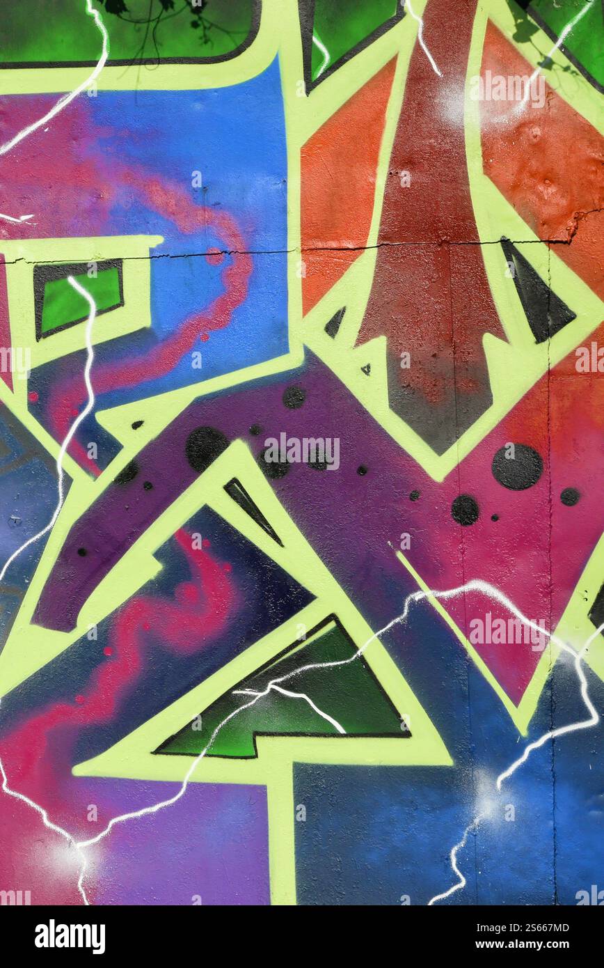 Fond coloré de graffiti peinture d'art avec des bandes d'aérosol brillantes sur le mur en métal. Pièce d'art de rue Old School faite avec de la peinture en aérosol Banque D'Images