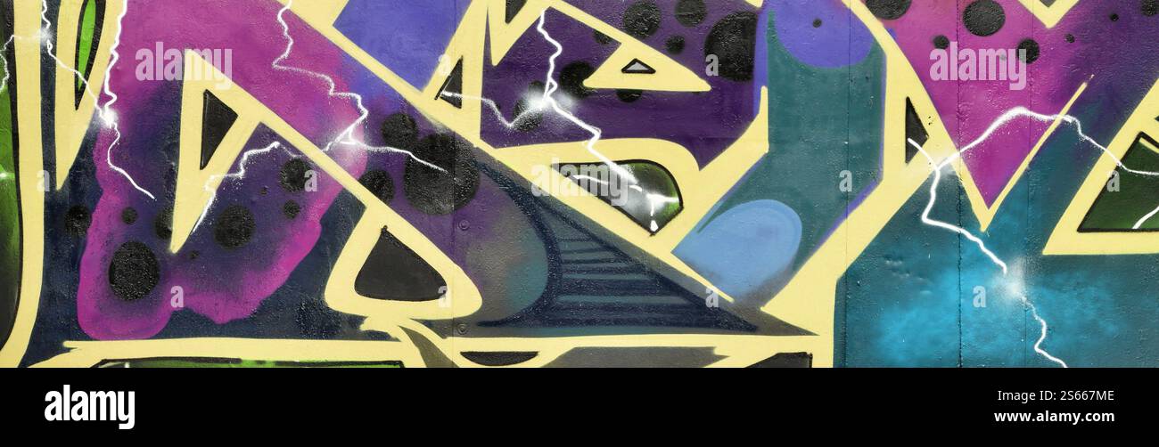 Fond coloré de graffiti peinture d'art avec des bandes d'aérosol brillantes sur le mur en métal. Pièce d'art de rue Old School faite avec de la peinture en aérosol Banque D'Images